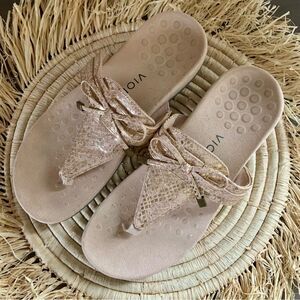 VIONIC Women’s Amaya Pink Metallic Snake Print Toe Post Sandals Size 6.5